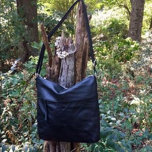 Relic Black Vegan Leather Zippered Womens Shoulder-bag  EUC!